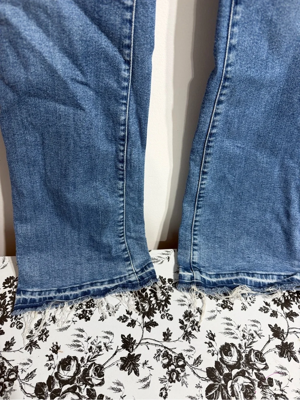 Good American Good Classic Bootcut Raw Hem Blue Jeans Size 2 / 26